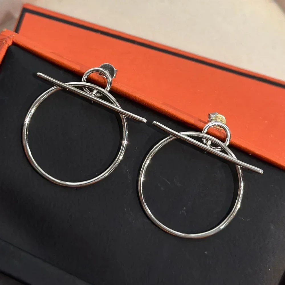 New High Quality Fashion Designer Pure 925 Sterling Silver Smooth Circle Loop Earrings for Women Luxury Brand Fine Jewelry Gift
New High Quality Fashion Designer Pure 925 Sterling Silver Smooth Circle Loop Earrings for Women Luxury Brand Fine Jewelry Gift