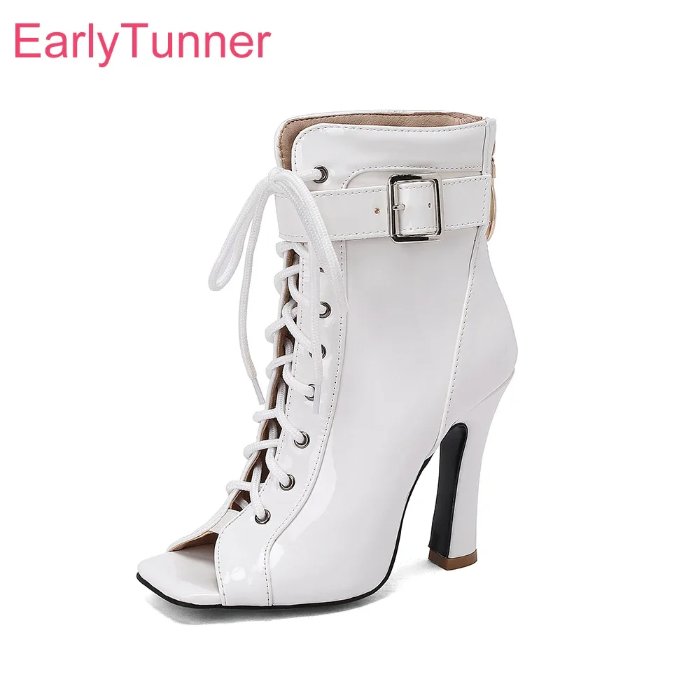 Новые женские летние ботинки белого и черного цвета для взрослых, пикантные женские сандалии на высоком каблуке с квадратным носком, обувь плюс маленький большой размер 32 43 46 48
Новые женские летние ботинки белого и черного цвета для взрослых, пикантные женские сандалии на высоком каблуке с квадратным носком, обувь плюс маленький большой размер 32 43 46 48