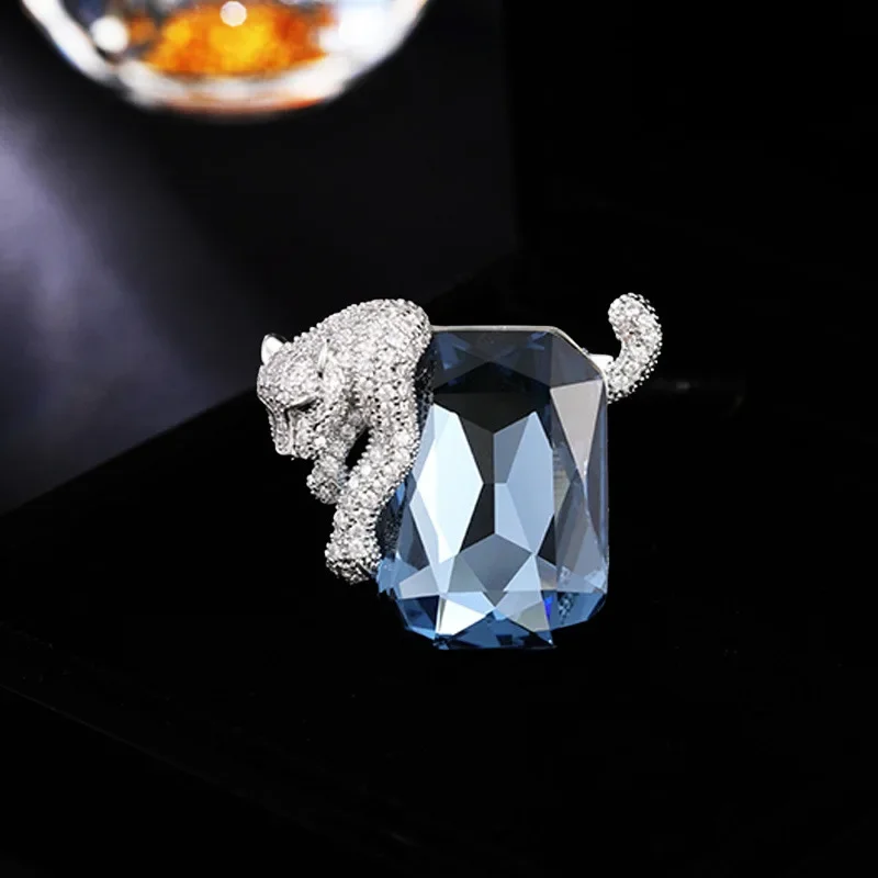 The design sense is niche, high-end and sophisticated. It is elegant, fashionable and creatively designed accessory brooch
The design sense is niche, high-end and sophisticated. It is elegant, fashionable and creatively designed accessory brooch