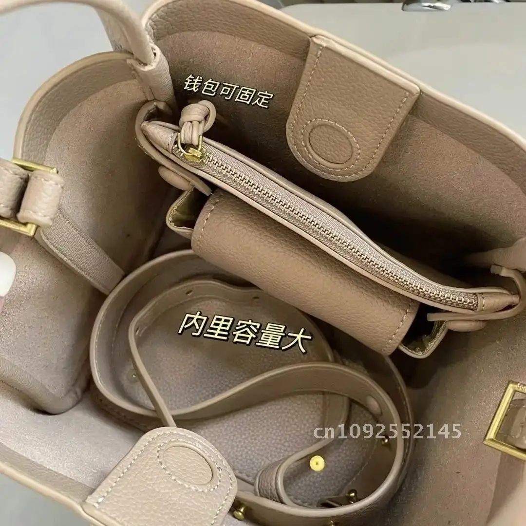 Women's New Leather Tote Luxury Handbag Female Fashion Designer Capacity Crossbody Bag High-quality Shoulder Basket Bucket Large
Women's New Leather Tote Luxury Handbag Female Fashion Designer Capacity Crossbody Bag High-quality Shoulder Basket Bucket Large