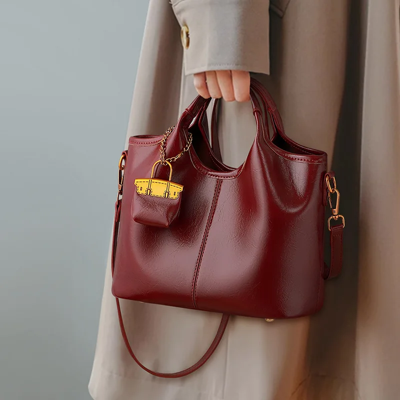 New Red Elegant Ladies High Quality Crossbody Bag Daily Commuter All-match Large Capacity Luxury Handbag
New Red Elegant Ladies High Quality Crossbody Bag Daily Commuter All-match Large Capacity Luxury Handbag