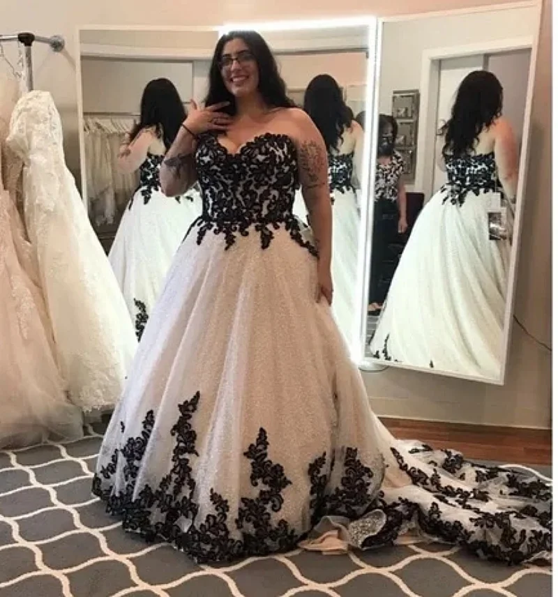 2025 Black And White Gothic Wedding Dress Glitter Sequined Bridal Gown Lace Appliques Corset Custmized A-Line Country Vestido
2025 Black And White Gothic Wedding Dress Glitter Sequined Bridal Gown Lace Appliques Corset Custmized A-Line Country Vestido