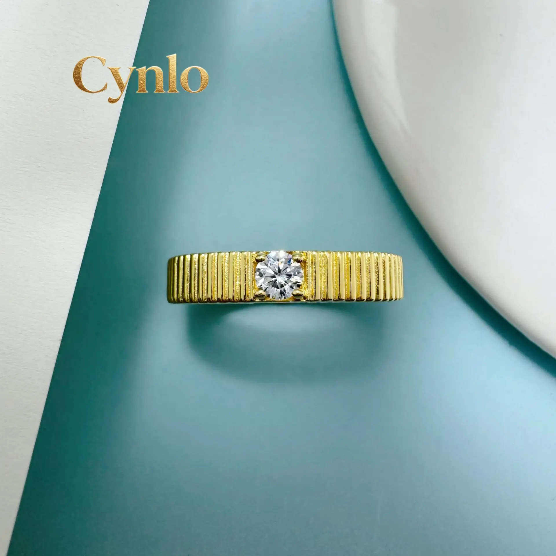 Cynlo Jewelry Luxury 100% Real 18k Gold Women's simple vertical grain ring with moissanite diamond ring
Cynlo Jewelry Luxury 100% Real 18k Gold Women's simple vertical grain ring with moissanite diamond ring