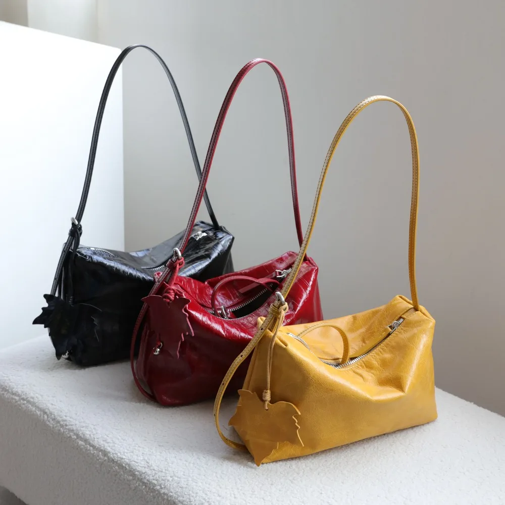 High Sense Versatile Light Soft Cowhide Small Square Bag Commuting Texture Classic Niche Design Daily Fashion Practical Casual
High Sense Versatile Light Soft Cowhide Small Square Bag Commuting Texture Classic Niche Design Daily Fashion Practical Casual