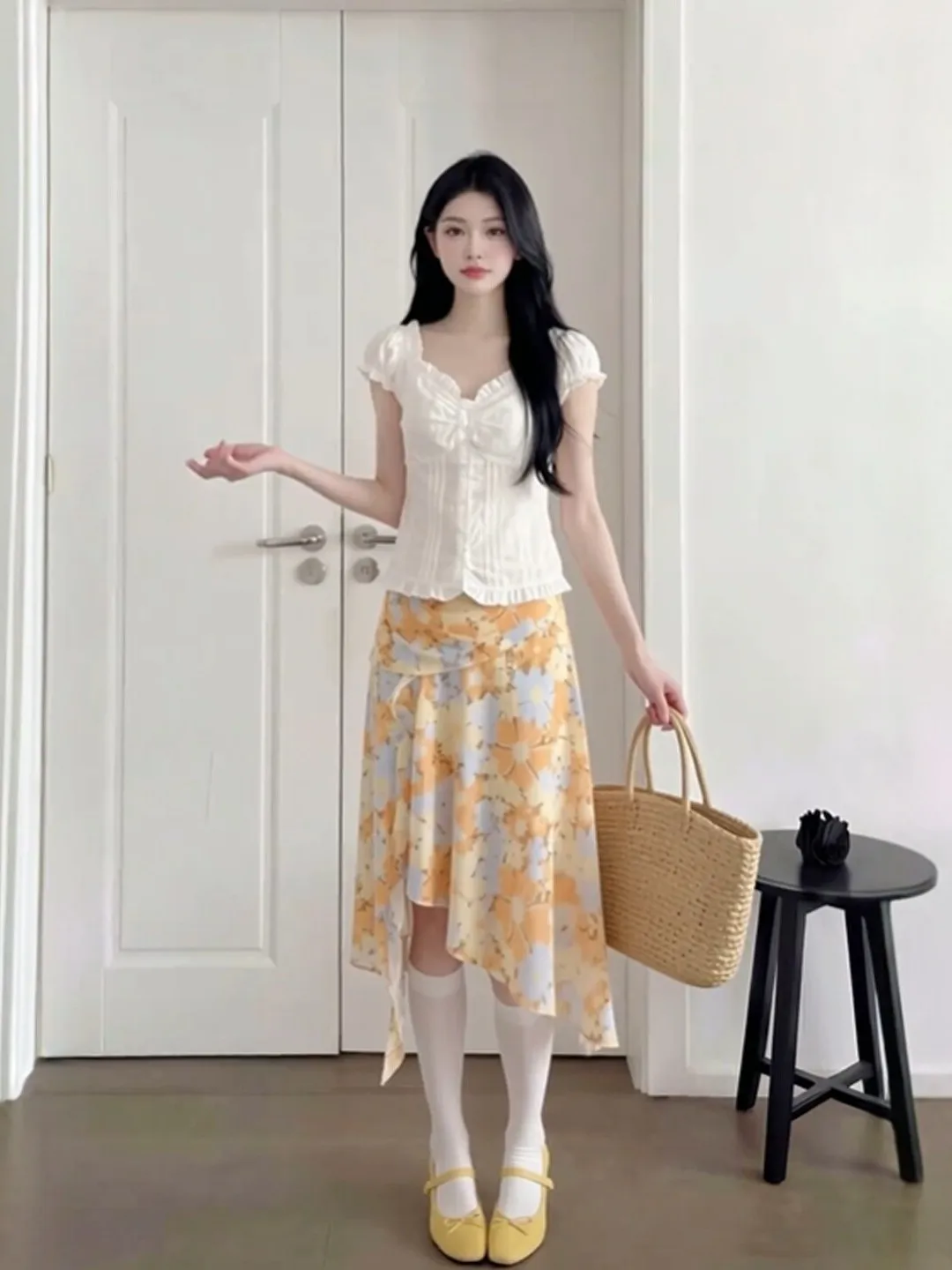 Gentle Wind Unique Beautiful Floral Half Skirt Two-Piece Set Anti-Aging Whole Set OOTD Summer 2026 Women's Fashion Set
Gentle Wind Unique Beautiful Floral Half Skirt Two-Piece Set Anti-Aging Whole Set OOTD Summer 2026 Women's Fashion Set
