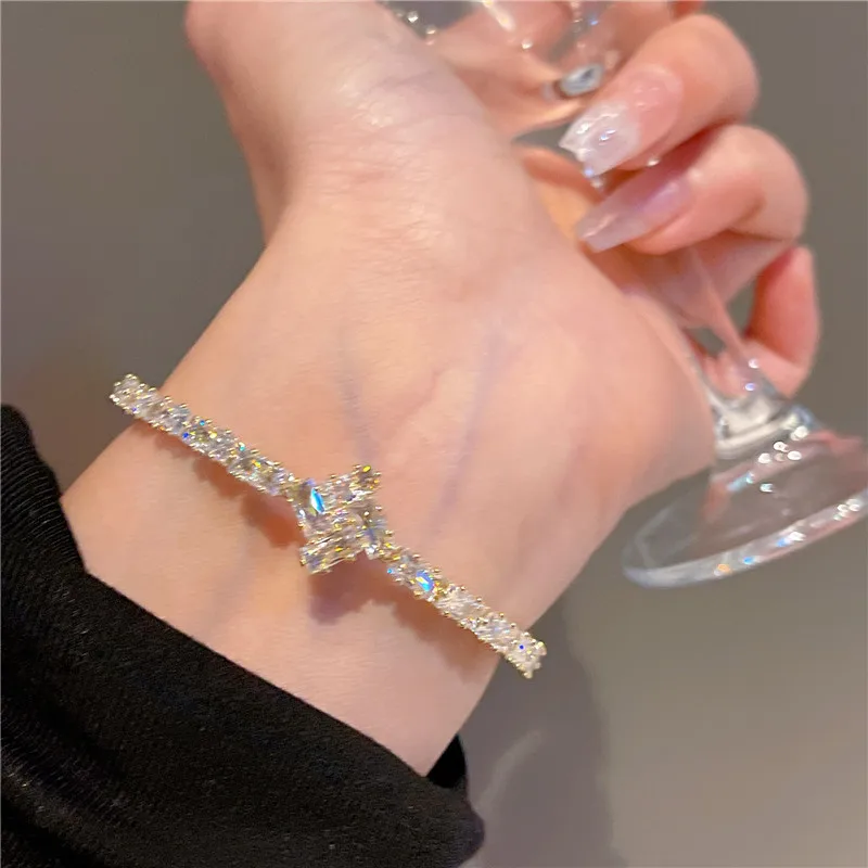 CC модный браслет-манжета золотого цвета с белым цирконием, высокое качество, регулируемый браслет в форме цветка, блестящие модные ювелирные изделия, подарок J1179
CC модный браслет-манжета золотого цвета с белым цирконием, высокое качество, регулируемый браслет в форме цветка, блестящие модные ювелирные изделия, подарок J1179