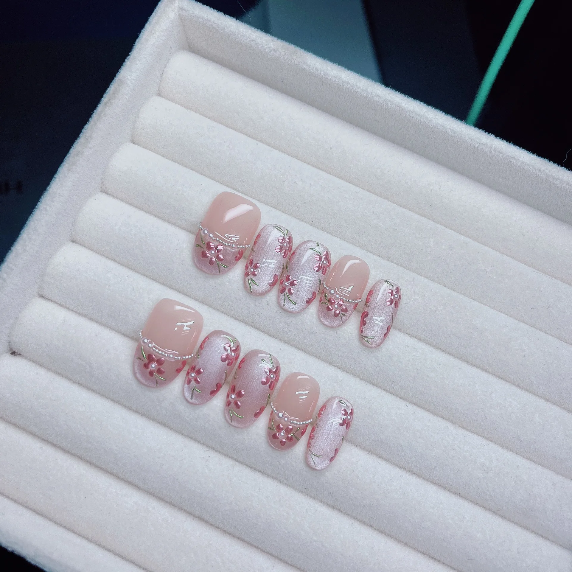 10Pcs Press On Acyrlic Ice Cat's Eye Handmade Fake Nails Short/Medium Almond 3D Mirror Flower Pearls Decor Nude French Nail Art
10Pcs Press On Acyrlic Ice Cat's Eye Handmade Fake Nails Short/Medium Almond 3D Mirror Flower Pearls Decor Nude French Nail Art