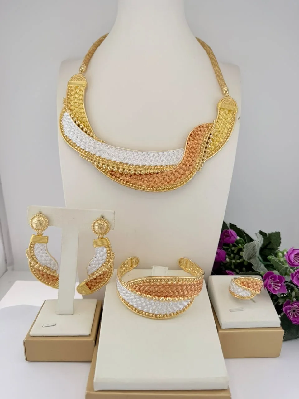 Luxury Irregular Three Tone Italian Jewelry Set Beautiful Trendy Collar Brazalete Aretes Anillo 4PC Jewels Set for New Year Gift
Luxury Irregular Three Tone Italian Jewelry Set Beautiful Trendy Collar Brazalete Aretes Anillo 4PC Jewels Set for New Year Gift