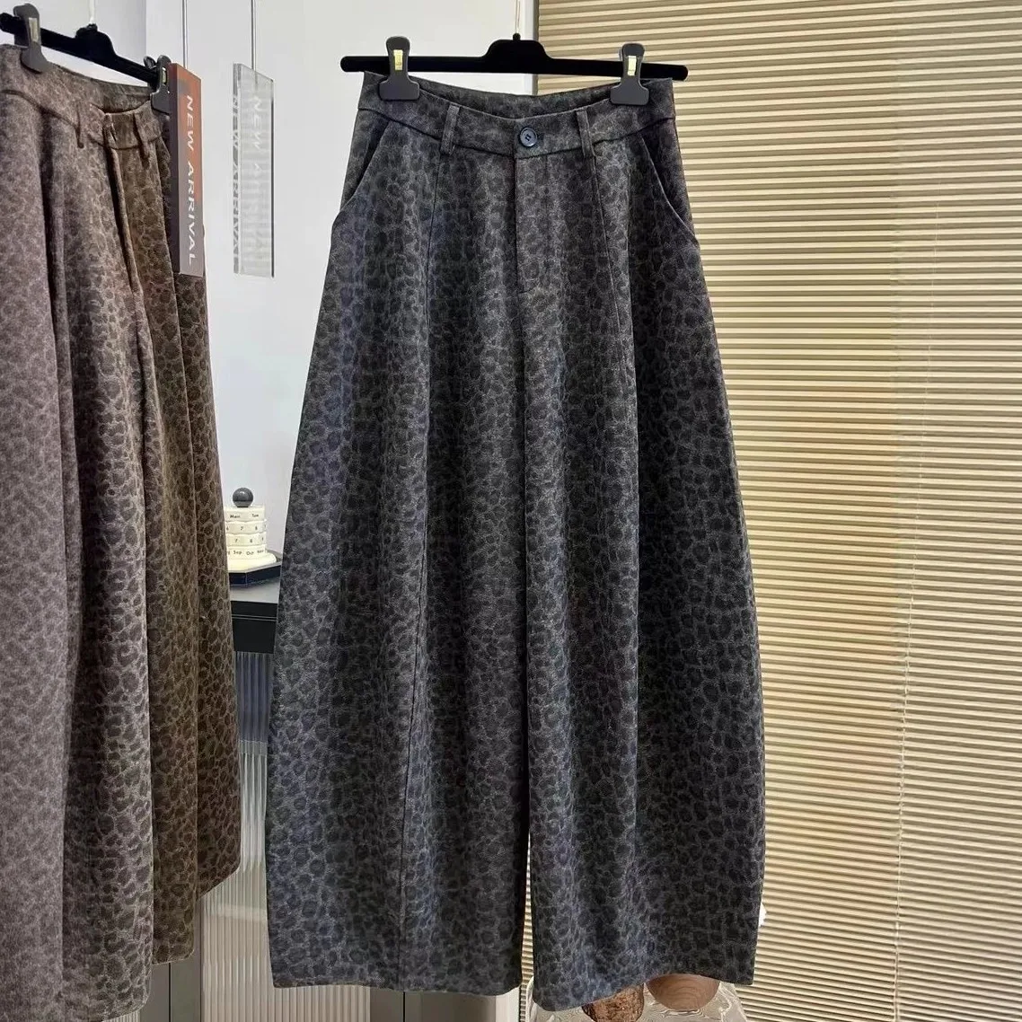 Осенне-зимние повседневные брюки больших размеров с леопардовым принтом, на флисовой подкладке, унисекс, модные, из полиэфирного волокна
Осенне-зимние повседневные брюки больших размеров с леопардовым принтом, на флисовой подкладке, унисекс, модные, из полиэфирного волокна