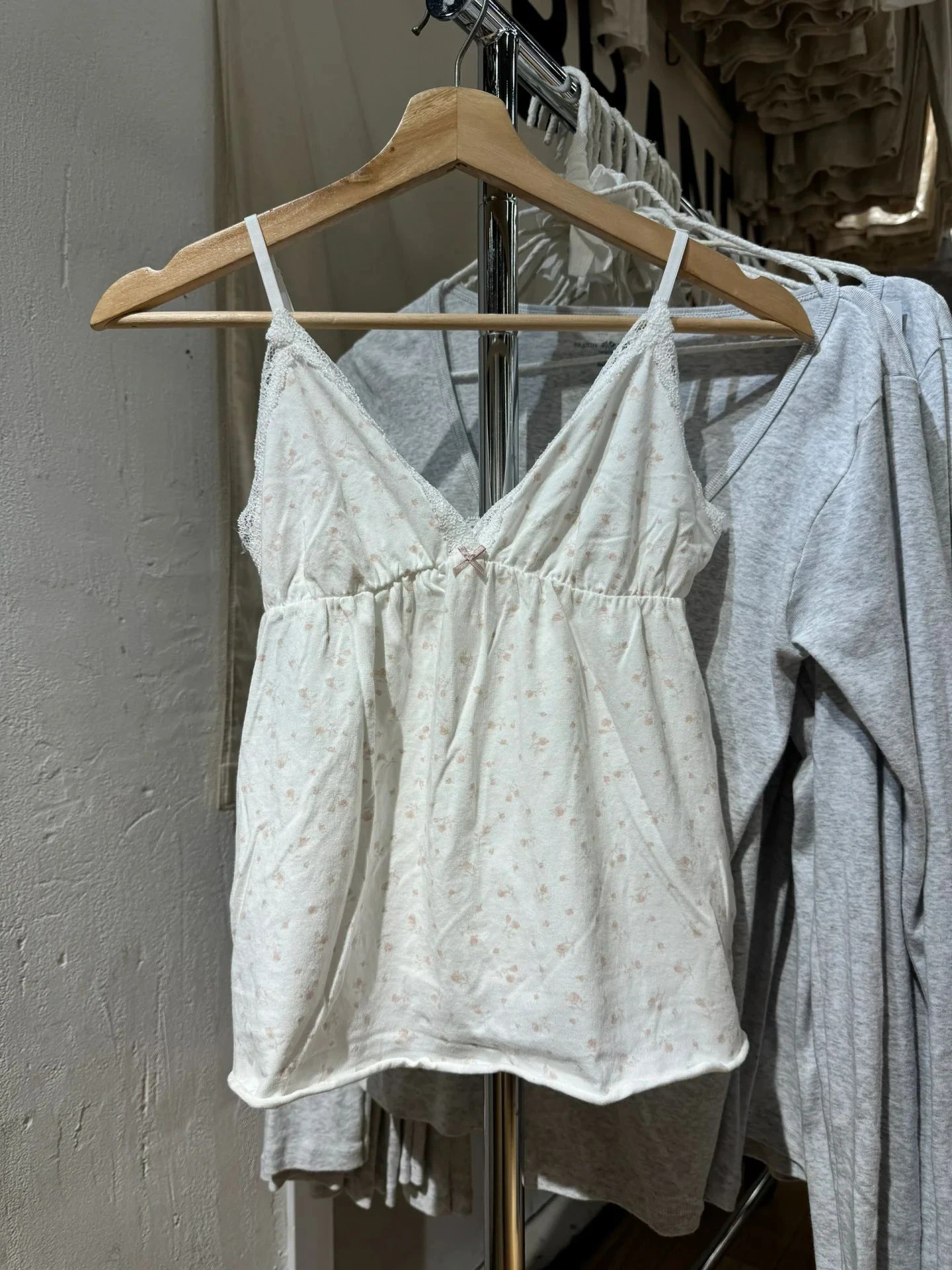 Розовые топы на бретелях с цветочной кружевной отделкой, женские весенние сексуальные жилеты с открытой спиной и бантом, v-образным вырезом, необработанный подол, милый консервативный стиль, милый топ Y2K, новый
Розовые топы на бретелях с цветочной кружевной отделкой, женские весенние сексуальные жилеты с открытой спиной и бантом, v-образным вырезом, необработанный подол, милый консервативный стиль, милый топ Y2K, новый