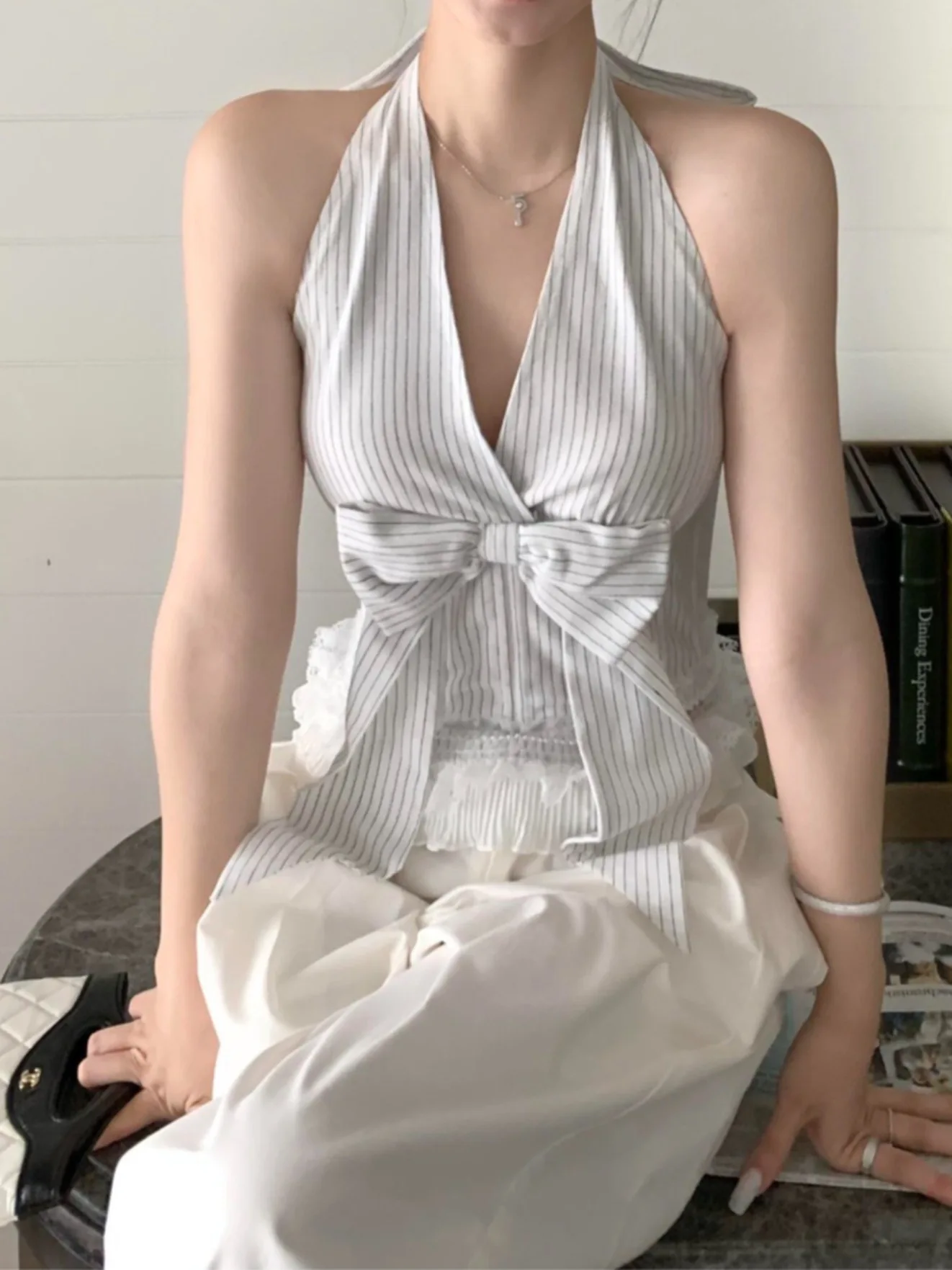 French bow striped v-neck neck sling vest women's summer lace hem Spice girl waist halter top
French bow striped v-neck neck sling vest women's summer lace hem Spice girl waist halter top