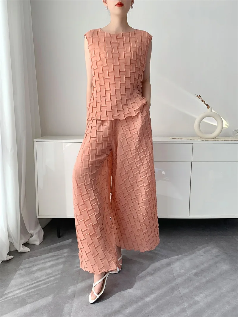 HOT SELLING Women's Summer New Style Handmade Pleated Miyake Style Set Top Flare Pants IN STOCK
HOT SELLING Women's Summer New Style Handmade Pleated Miyake Style Set Top Flare Pants IN STOCK