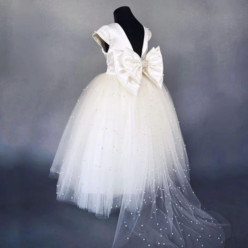 Ivory white pearl chiffon flower girl dress V-back suitable for birthday parties, family gatherings, and wedding venues
Ivory white pearl chiffon flower girl dress V-back suitable for birthday parties, family gatherings, and wedding venues