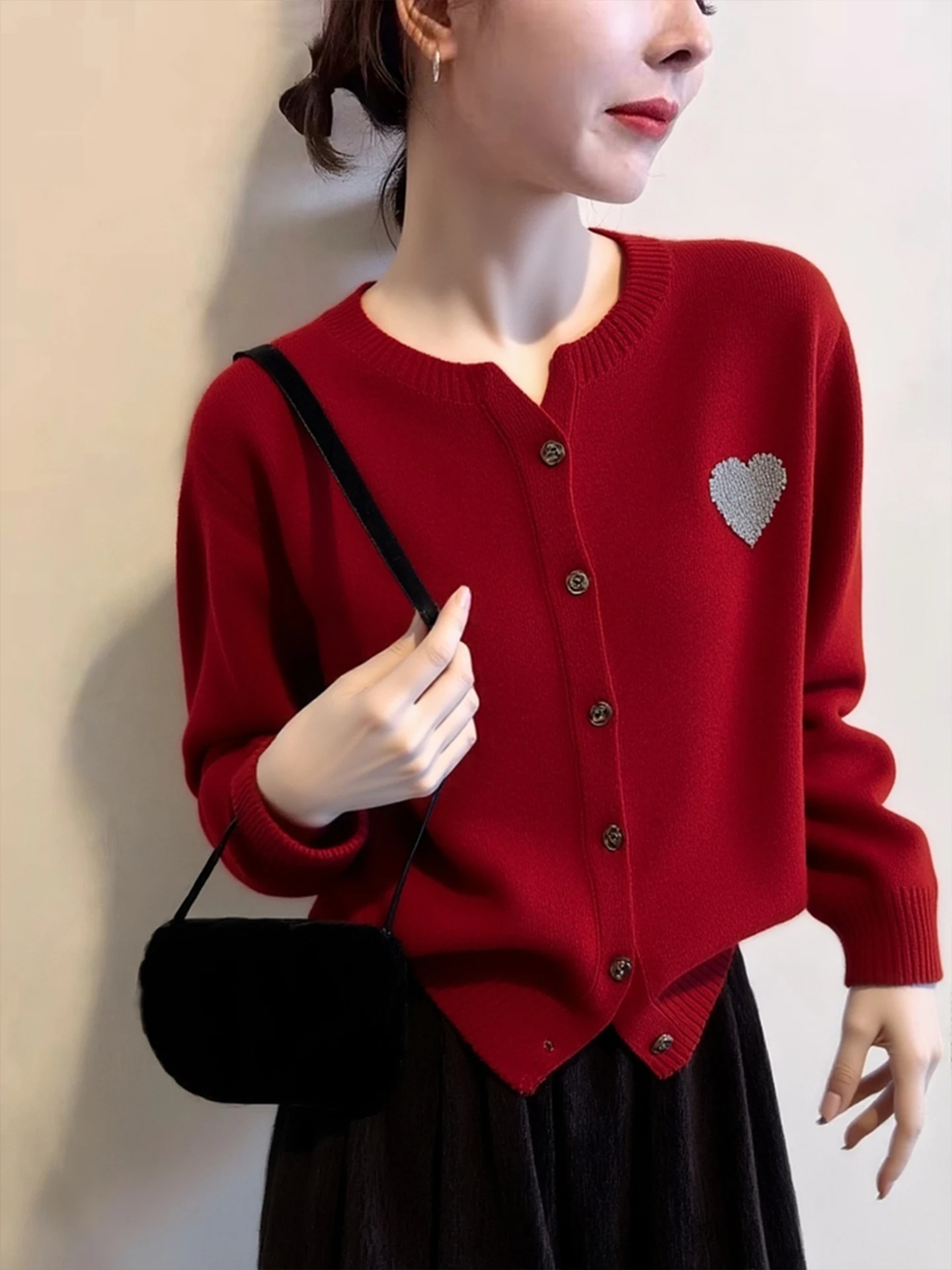 Модный вязаный свитер с длинными рукавами, мягкий и уютный, для повседневной носки, с новогодним красным сердцем, женская повседневная одежда, Зима 2025
Модный вязаный свитер с длинными рукавами, мягкий и уютный, для повседневной носки, с новогодним красным сердцем, женская повседневная одежда, Зима 2025