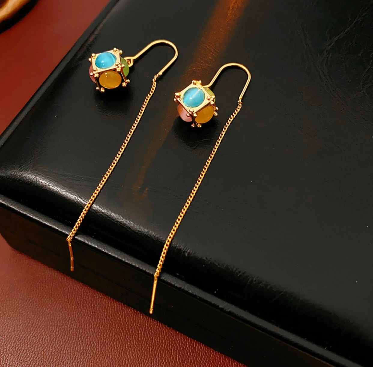 Emerald 7.2 * 1 cm earrings 46.5 * 1 cm necklace set, luxurious, multi-functional, exquisite necklace, high-end feeling, fashion
Emerald 7.2 * 1 cm earrings 46.5 * 1 cm necklace set, luxurious, multi-functional, exquisite necklace, high-end feeling, fashion