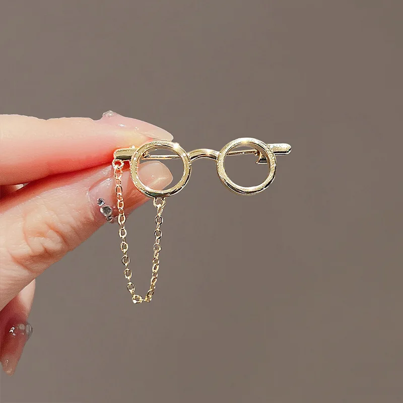 Cartoon Cute Glasses Brooch for Women, High-End Simple Versatile Personality Lapel Pin, Suit Anti-Exposure Button Pin Accessory
Cartoon Cute Glasses Brooch for Women, High-End Simple Versatile Personality Lapel Pin, Suit Anti-Exposure Button Pin Accessory