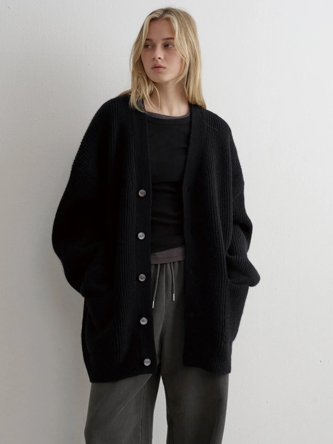 2026 Autumn Winter Black Knitted Open Cardigan Long Sleeve Women's Sweater Casual Style Mid-Length Outerwear Soft Wool Blend
2026 Autumn Winter Black Knitted Open Cardigan Long Sleeve Women's Sweater Casual Style Mid-Length Outerwear Soft Wool Blend
