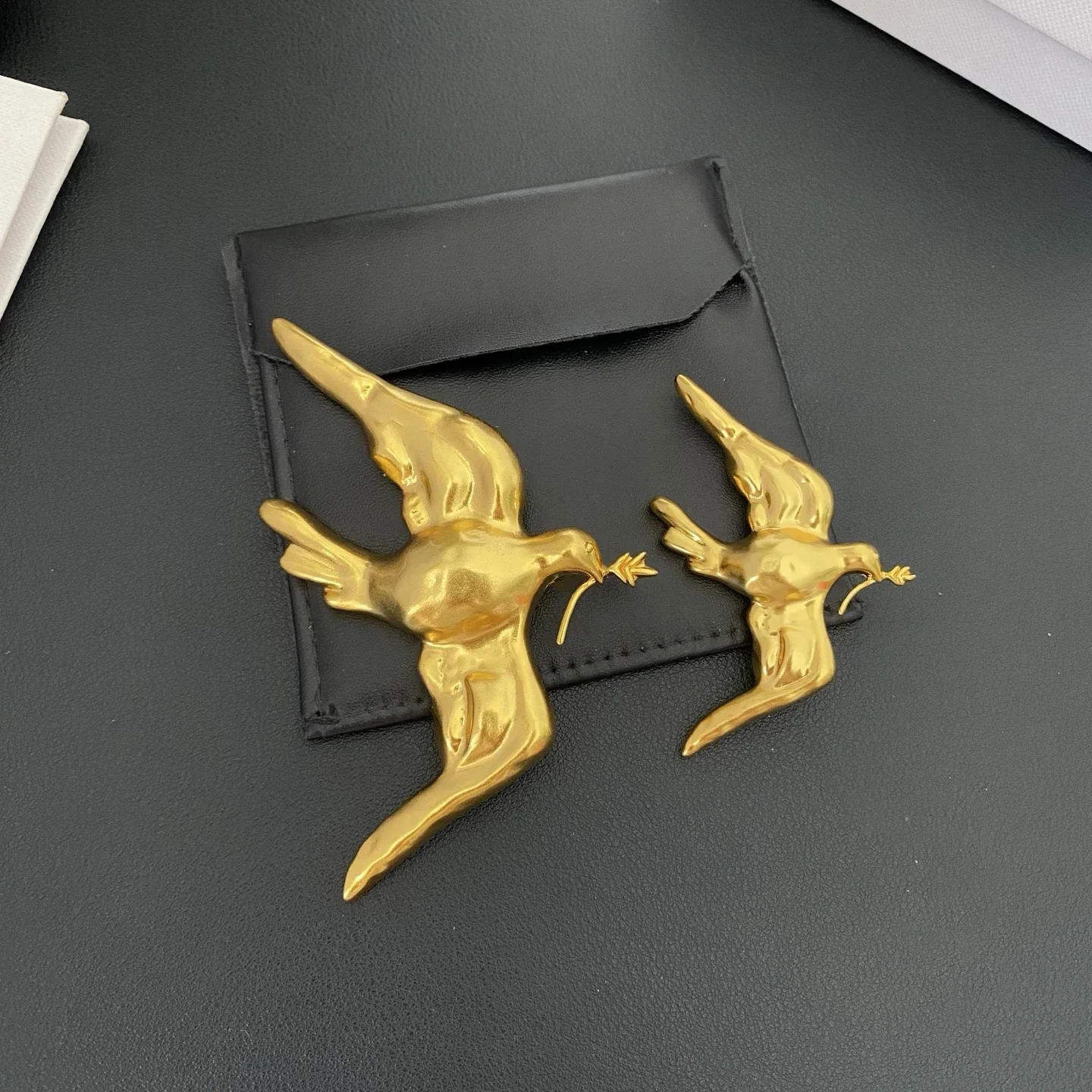 Europe Vintage Classic Brass Gold Plated Pigeon Designer Luxury Brooch Woman Luxury Jewelry
Europe Vintage Classic Brass Gold Plated Pigeon Designer Luxury Brooch Woman Luxury Jewelry