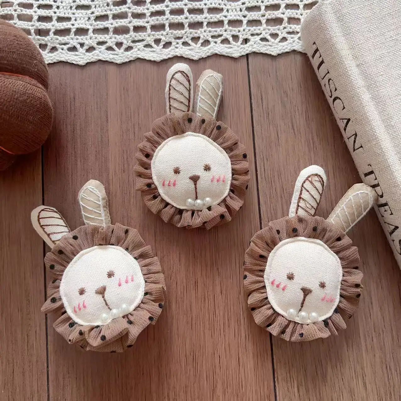 Premium Fabric Cute Lion Head Lace Rabbit Hair Brooch Pin Handmade for Shoes Hat Bag Pendant Clothing Trim
Premium Fabric Cute Lion Head Lace Rabbit Hair Brooch Pin Handmade for Shoes Hat Bag Pendant Clothing Trim