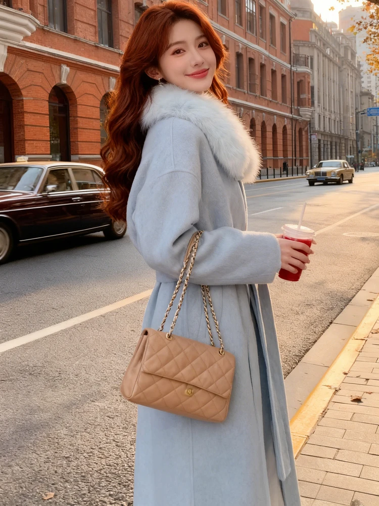 Однотонное шерстяное пальто Ele с меховым воротником, облегающий дизайн, роскошная ветровка, корейская версия, детали на пуговицах
Однотонное шерстяное пальто Ele с меховым воротником, облегающий дизайн, роскошная ветровка, корейская версия, детали на пуговицах
