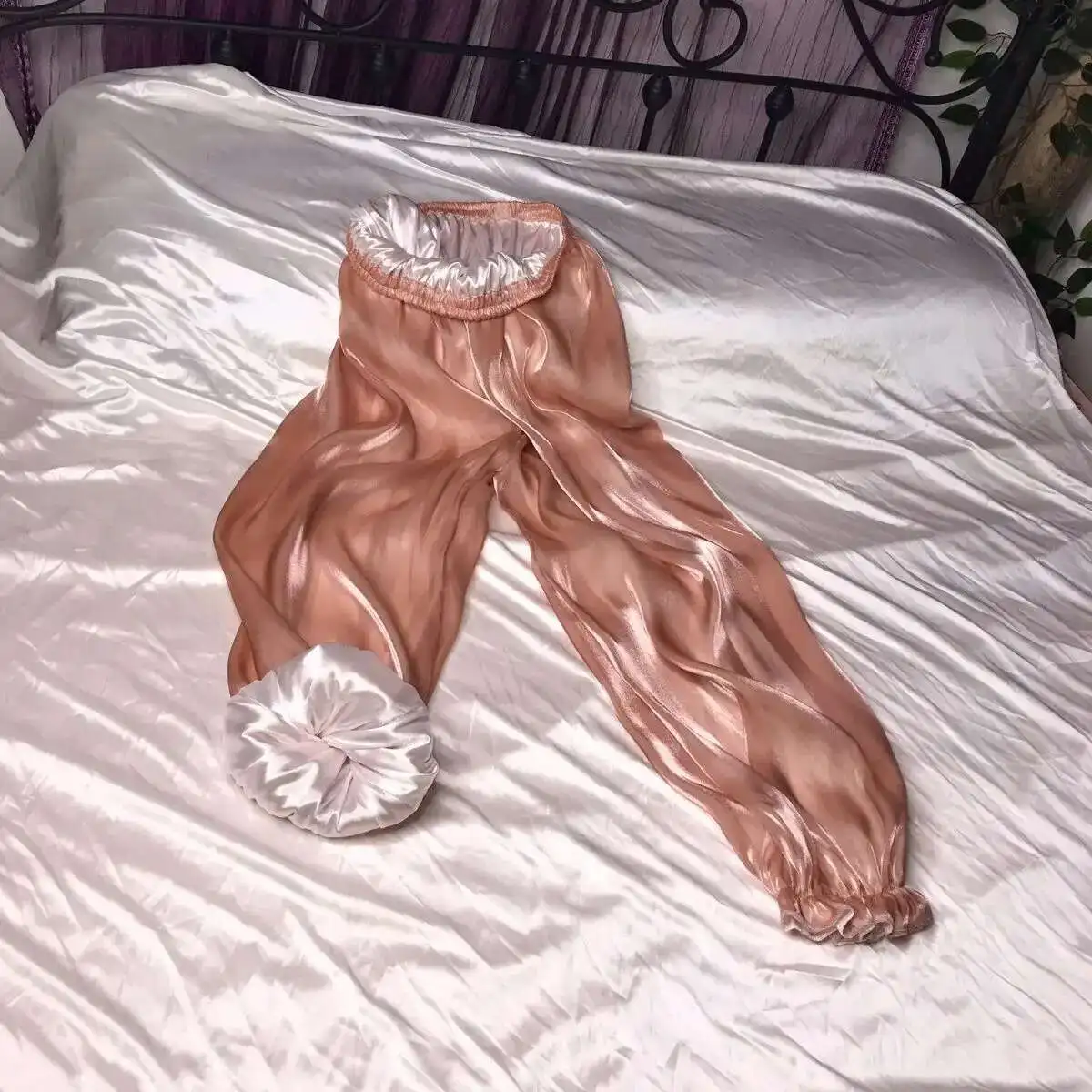 Glossy 2 layers mesh gauze outside ice silk inside pajamas pants Autumn winter plus size sleeping bottoms lantern trousers
Glossy 2 layers mesh gauze outside ice silk inside pajamas pants Autumn winter plus size sleeping bottoms lantern trousers