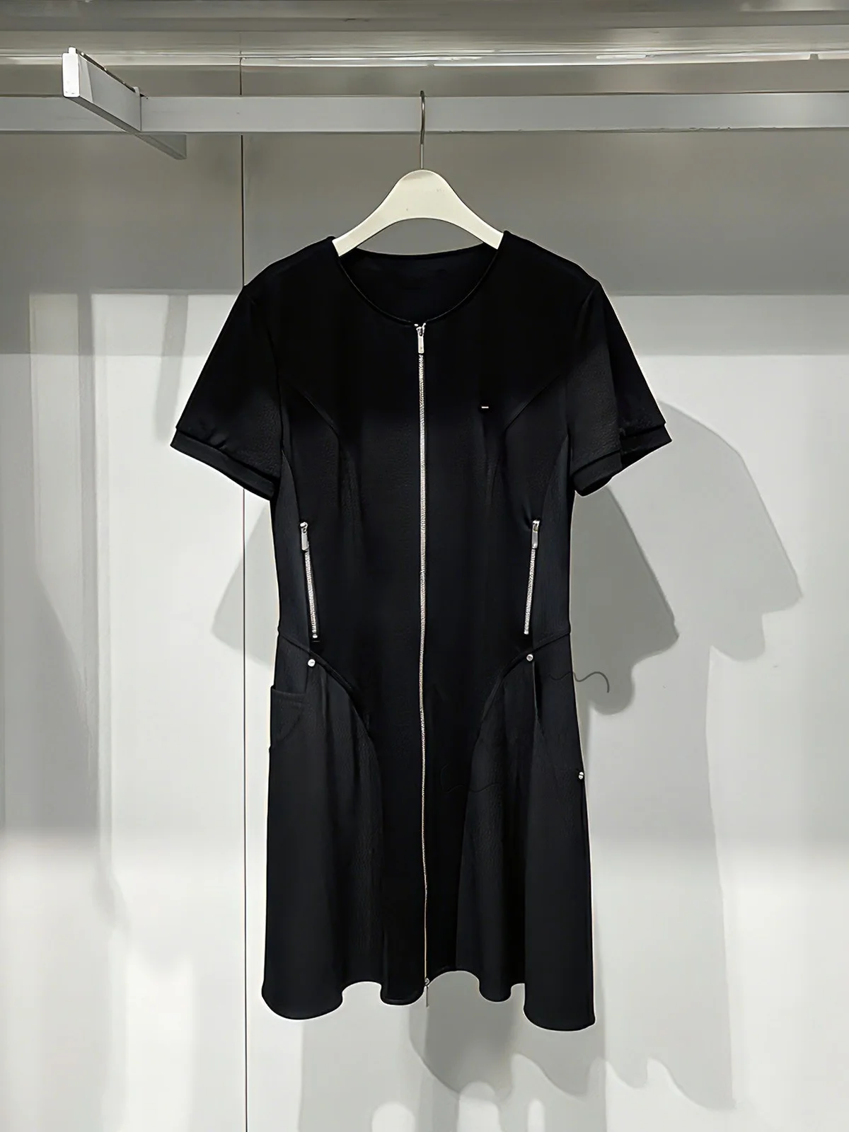 Summer 2026 Fashion Slimming Short Sleeve Double Zipper round Neck Splice Dress Women Casual Style Loose Fit Daily Wear
Summer 2026 Fashion Slimming Short Sleeve Double Zipper round Neck Splice Dress Women Casual Style Loose Fit Daily Wear