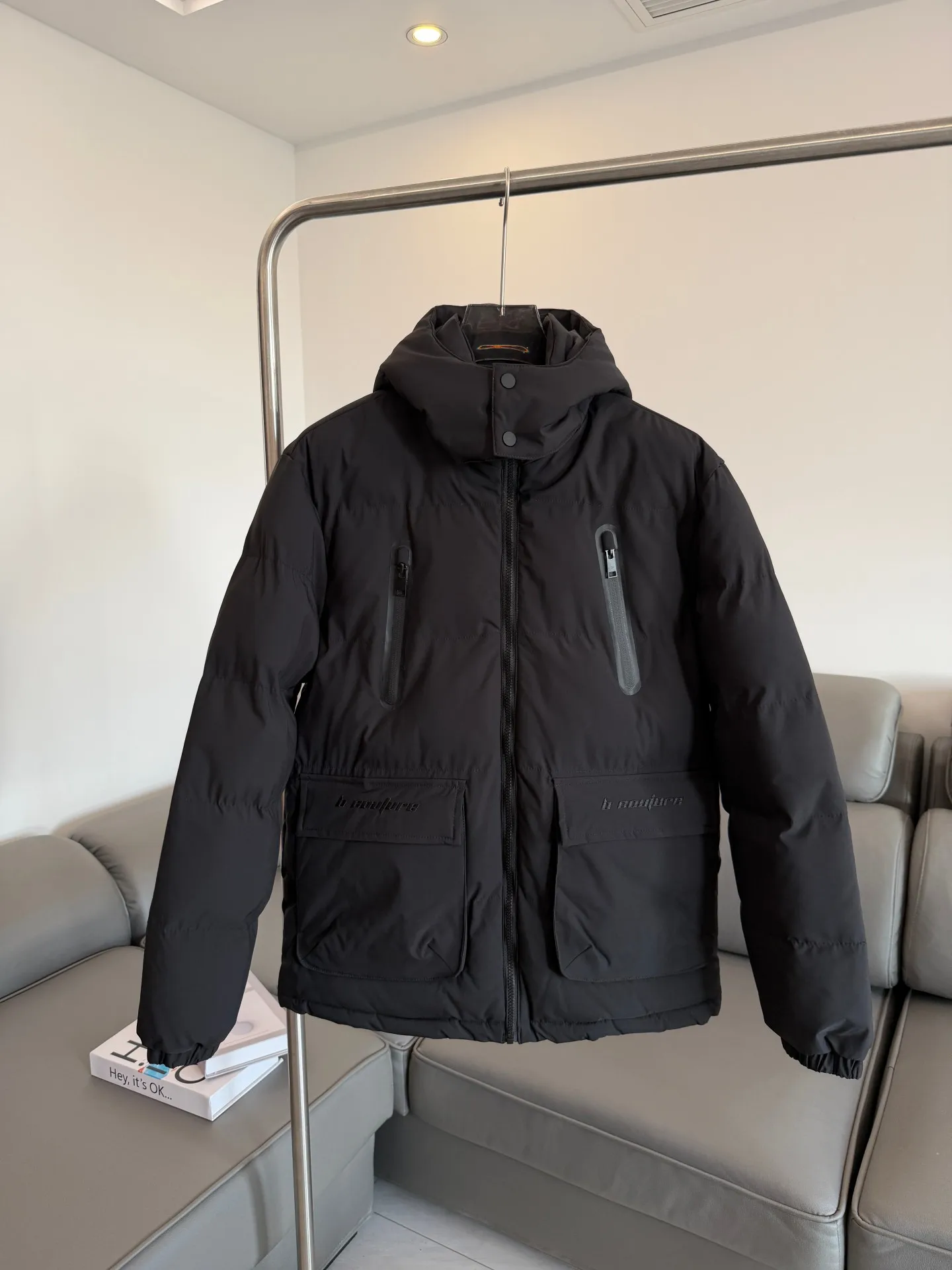 Утепленная зимняя хлопковая куртка для мужчин: ветрозащитное уличное пальто на молнии с капюшоном, многофункциональное, с вышивкой, на подкладке
Утепленная зимняя хлопковая куртка для мужчин: ветрозащитное уличное пальто на молнии с капюшоном, многофункциональное, с вышивкой, на подкладке