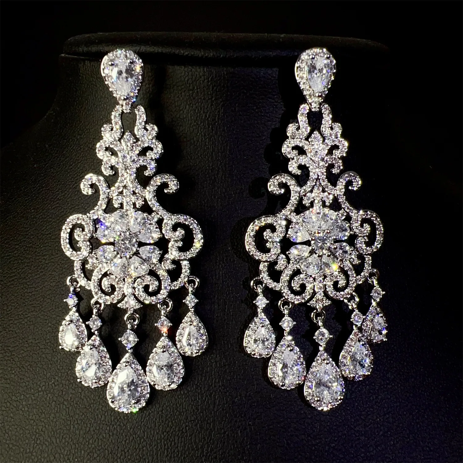 large long dangling earrings silver color sparkly zirconia luxury jewelry wedding bride dinner party women earrings
large long dangling earrings silver color sparkly zirconia luxury jewelry wedding bride dinner party women earrings