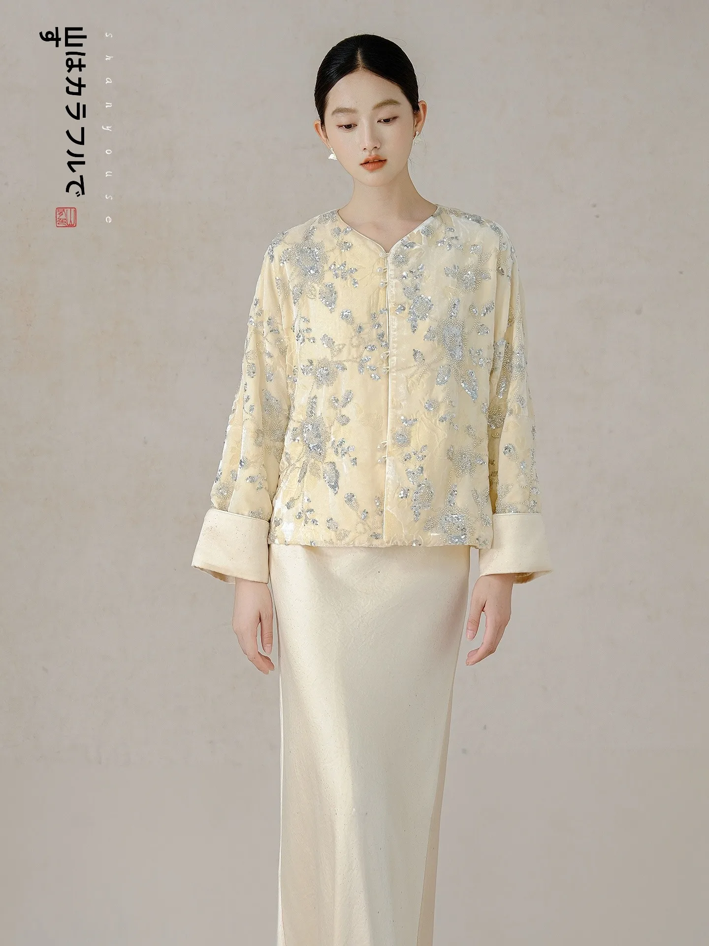 Новая женская свободная блузка/топ с вышивкой в китайском стиле, модель 2025 года, с круглым вырезом, традиционный костюм, с изысканной отделкой.
Новая женская свободная блузка/топ с вышивкой в китайском стиле, модель 2025 года, с круглым вырезом, традиционный костюм, с изысканной отделкой.