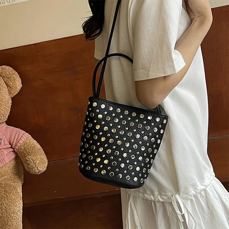 Fashion Rivet Bucket Bag American Style Personalized Messenger Bag Light Luxury Versatile Shoulder Bag Pu Leather Casual Handbag
Fashion Rivet Bucket Bag American Style Personalized Messenger Bag Light Luxury Versatile Shoulder Bag Pu Leather Casual Handbag