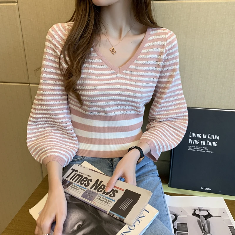 French Fashion V-Neck Striped Knitwear Women Versatile Temperament Elegant Long Sleeve Knit Sweater Autumn Chic Slim Short Tops
French Fashion V-Neck Striped Knitwear Women Versatile Temperament Elegant Long Sleeve Knit Sweater Autumn Chic Slim Short Tops