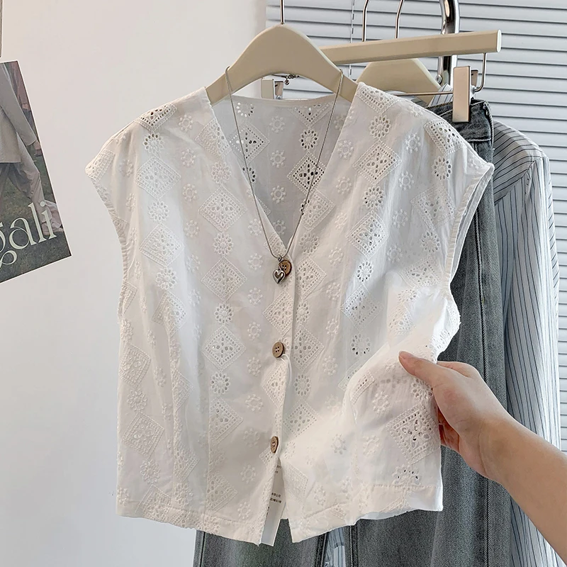 Elegant Korean Style Embroidered Hollow out V-Neck Tank Top Women's Short Sleeveless Summer Shirt Large Size Fashionable
Elegant Korean Style Embroidered Hollow out V-Neck Tank Top Women's Short Sleeveless Summer Shirt Large Size Fashionable