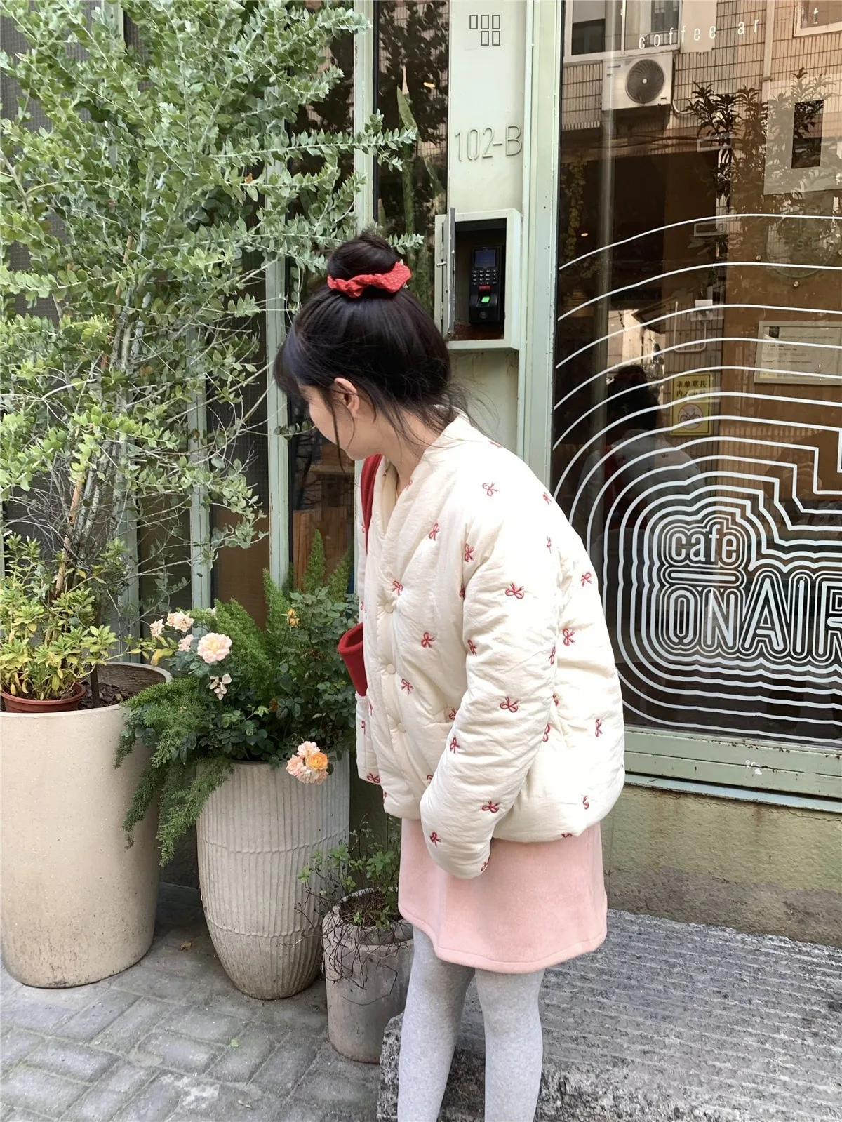 Свободное повседневное хлопковое пальто с вышивкой узлом, V-образным вырезом, удлиненное, для повседневной носки, женское зимнее пальто
Свободное повседневное хлопковое пальто с вышивкой узлом, V-образным вырезом, удлиненное, для повседневной носки, женское зимнее пальто