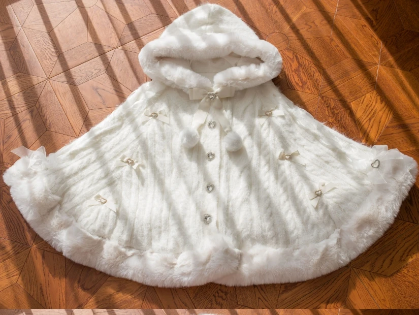 Lolita Plush Cloak New Autumn and Winter Women's Sweet Fur Ball Warm Thickened Poncho Fleece Jacket Girls Women's Hooded Capes
Lolita Plush Cloak New Autumn and Winter Women's Sweet Fur Ball Warm Thickened Poncho Fleece Jacket Girls Women's Hooded Capes