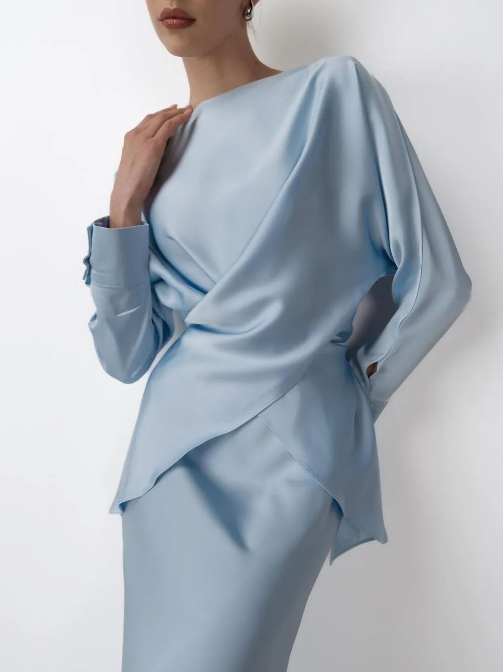 Атласный комплект из топа и юбки на шнуровке, длинный круглый комплект из двух предметов Ne, полиэфирное волокно, осенний женский ансамбль Faion
Атласный комплект из топа и юбки на шнуровке, длинный круглый комплект из двух предметов Ne, полиэфирное волокно, осенний женский ансамбль Faion