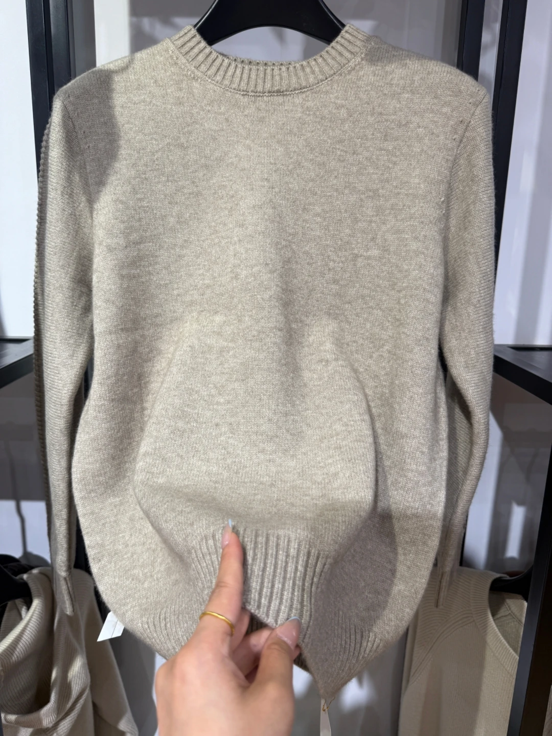 Новый мужской свитер с круглым вырезом, повседневный, осенне-зимний, модный, премиум-класса, в европейском стиле, для отдыха, с длинными рукавами
Новый мужской свитер с круглым вырезом, повседневный, осенне-зимний, модный, премиум-класса, в европейском стиле, для отдыха, с длинными рукавами