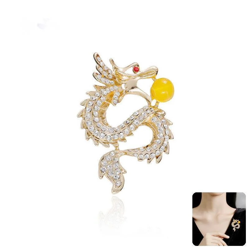 Classic Luxury Chinese Style Brooches Crystal Paved Dragon With Bead Brooch Pin Women And Men Cuit Coat Brooch Jewelry Ornament
Classic Luxury Chinese Style Brooches Crystal Paved Dragon With Bead Brooch Pin Women And Men Cuit Coat Brooch Jewelry Ornament