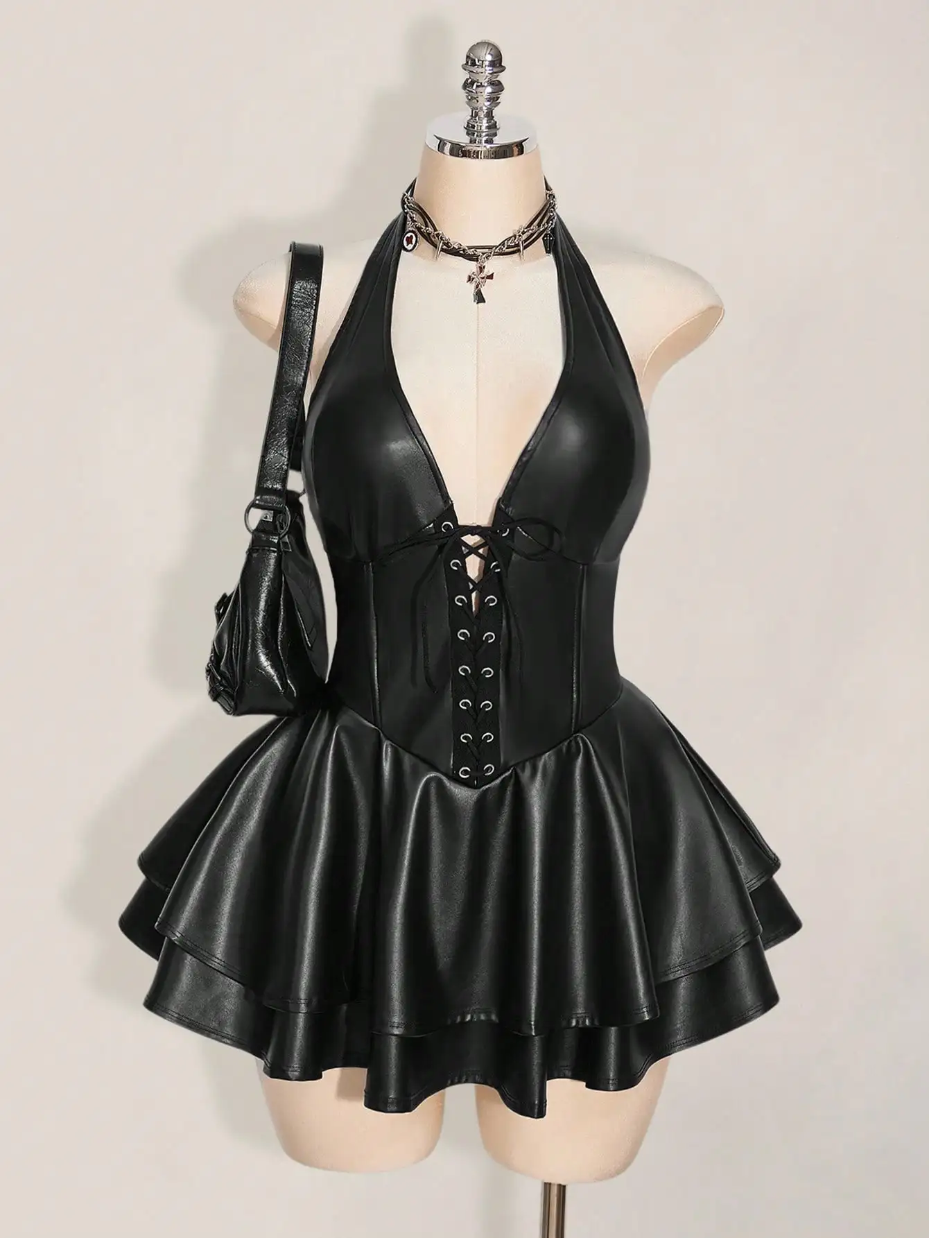 Черное мини-платье из искусственной кожи с корсетом на шнуровке и многоярусной юбкой
Черное мини-платье из искусственной кожи с корсетом на шнуровке и многоярусной юбкой