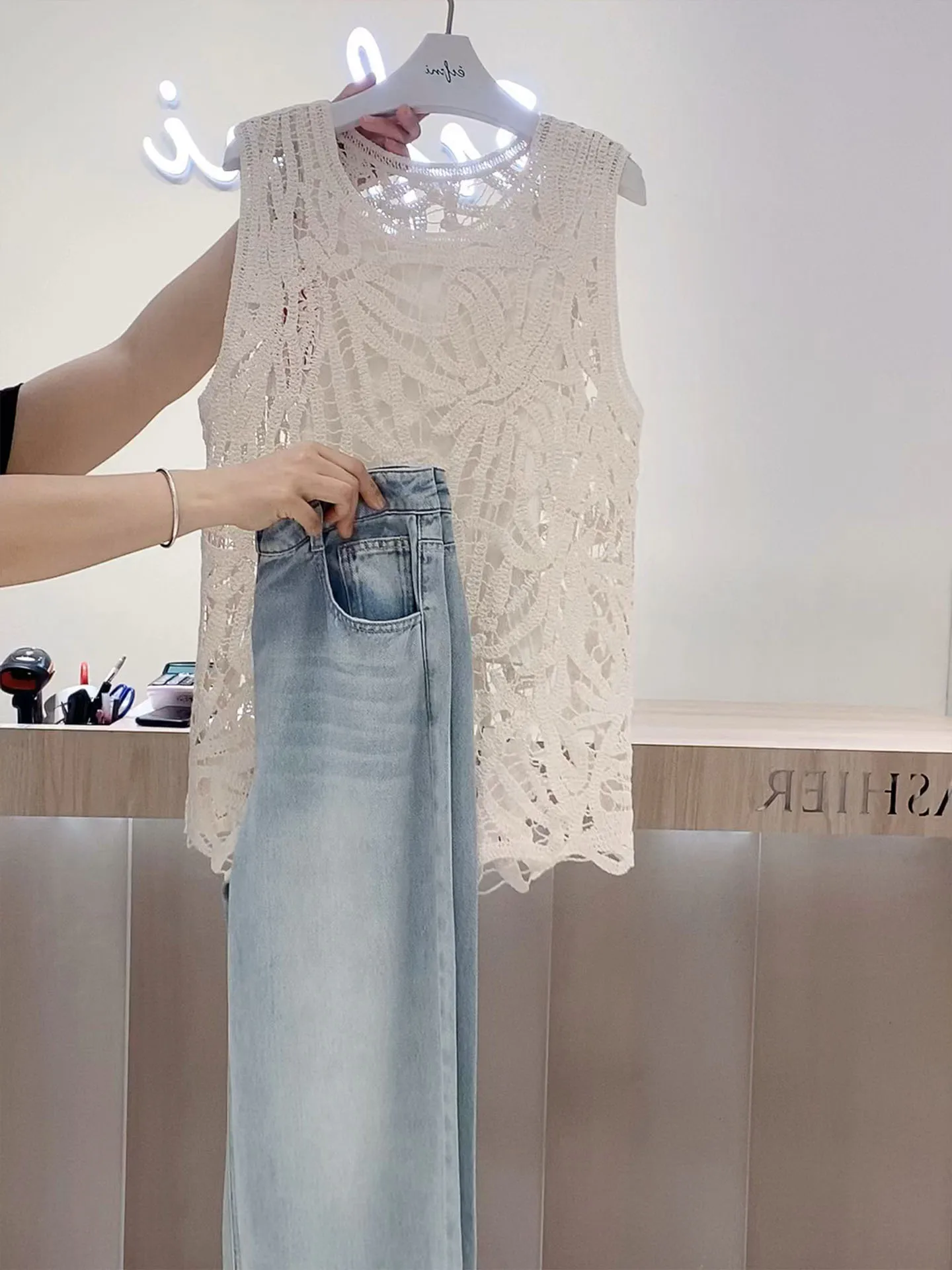 Ele Белый кружевной ажурный топ и джинсовые брюки Комплект из двух предметов Весенняя мода Женский кружевной топ с высокой чувствительностью и...
Ele Белый кружевной ажурный топ и джинсовые брюки Комплект из двух предметов Весенняя мода Женский кружевной топ с высокой чувствительностью и...