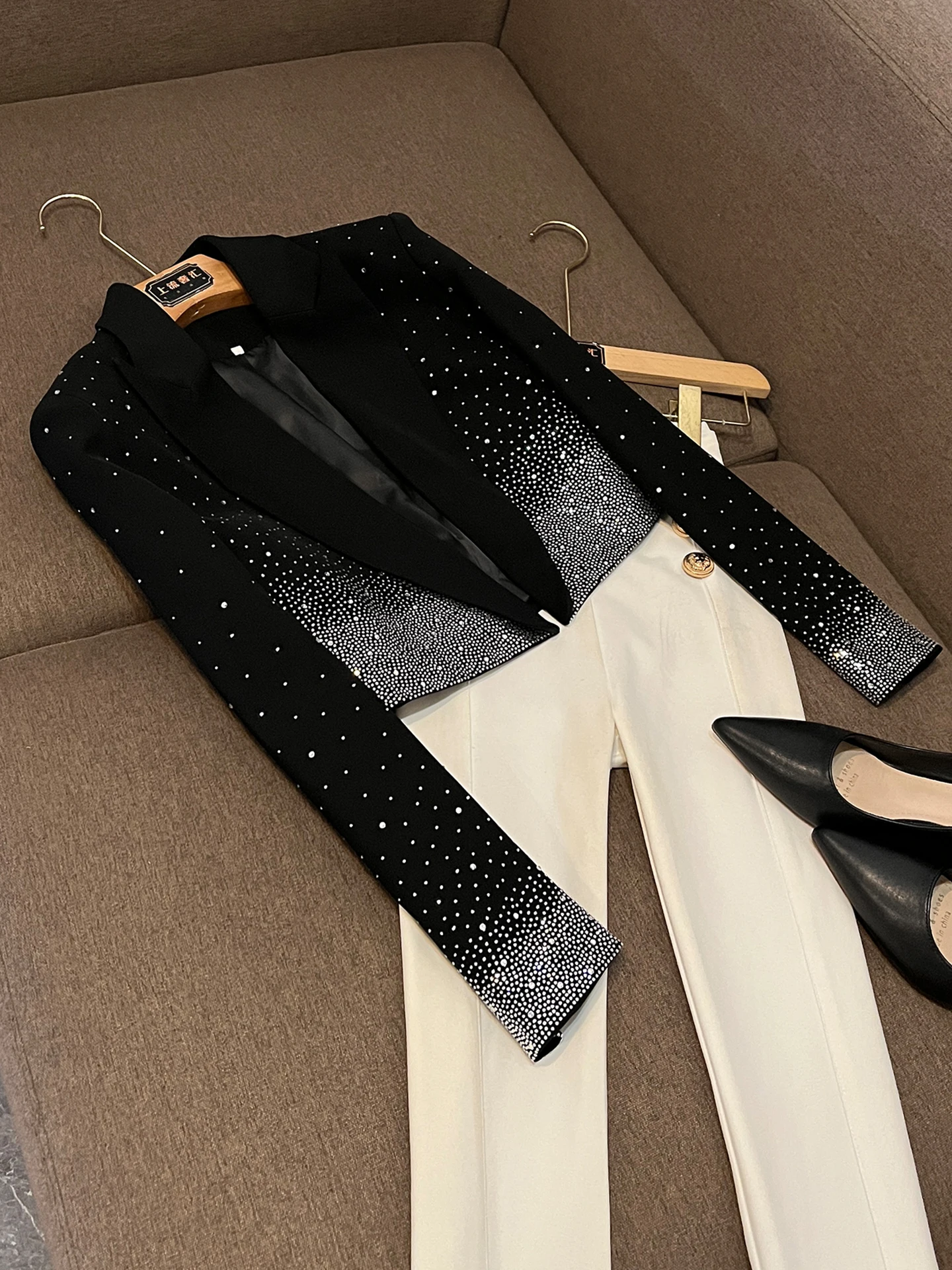 Высококачественный зимний модный новый универсальный утягивающий женский костюм со стразами Jaet для поездок на работу Sle Long Sve DK245
Высококачественный зимний модный новый универсальный утягивающий женский костюм со стразами Jaet для поездок на работу Sle Long Sve DK245