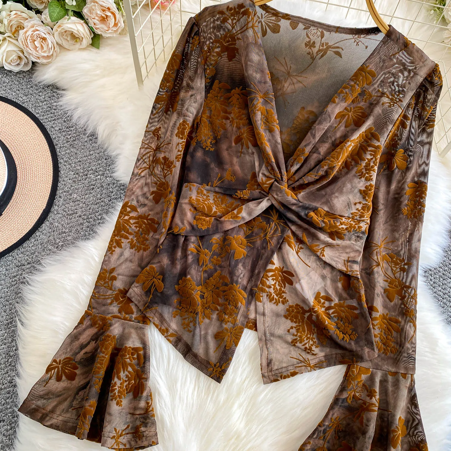 Autumn Plush Flower Mesh T-shirt Women's Sensation V-neck Twisted Waist Skinny Top Exquisite Light Long Sleeve Blouse
Autumn Plush Flower Mesh T-shirt Women's Sensation V-neck Twisted Waist Skinny Top Exquisite Light Long Sleeve Blouse