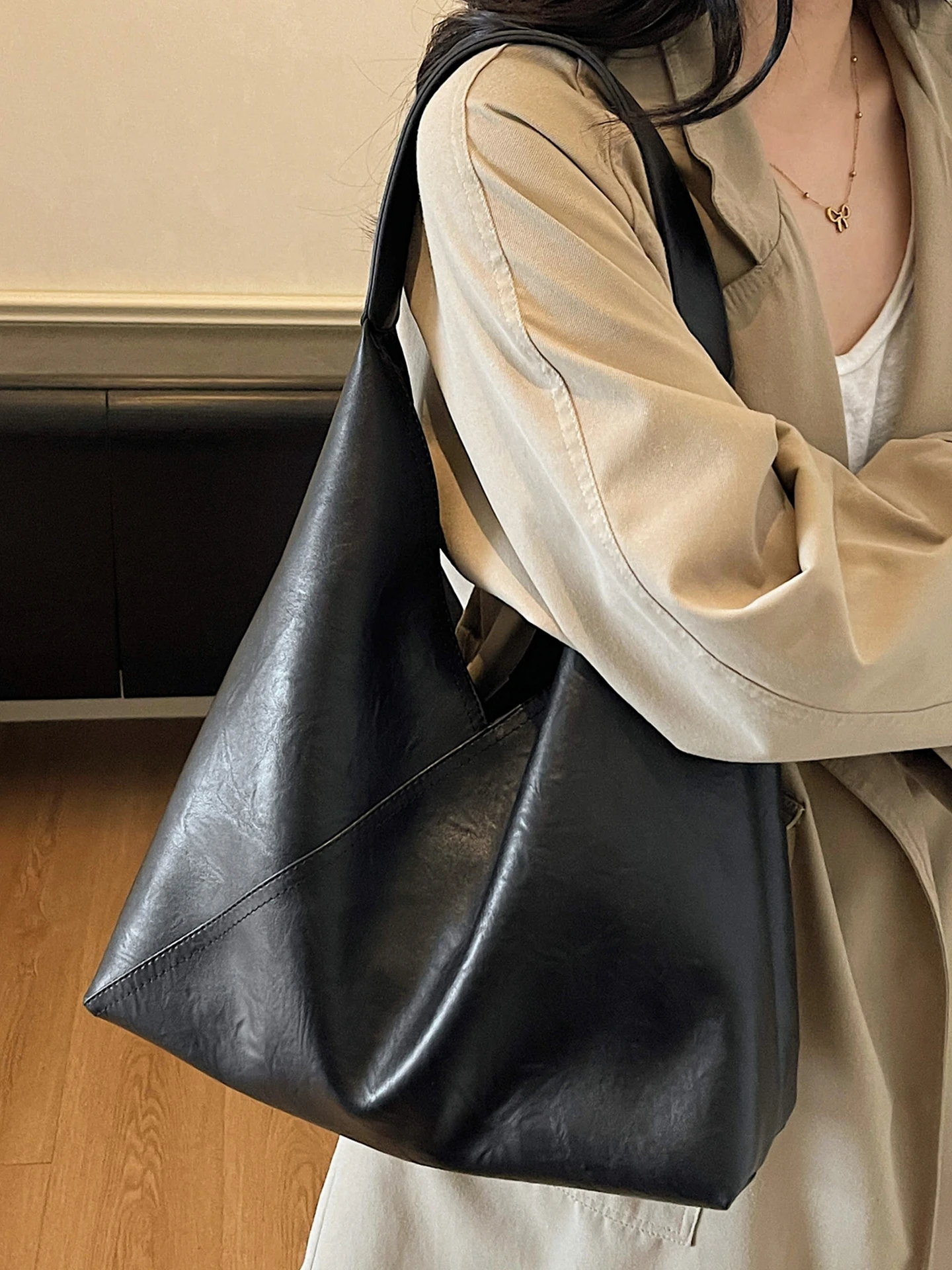 Большая вместительная сумка-тоут, простая рабочая сумка в стиле ретро, дизайн для матери и ребенка, универсальная сумка для молодежи, магнитная синяя застежка
Большая вместительная сумка-тоут, простая рабочая сумка в стиле ретро, дизайн для матери и ребенка, универсальная сумка для молодежи, магнитная синяя застежка