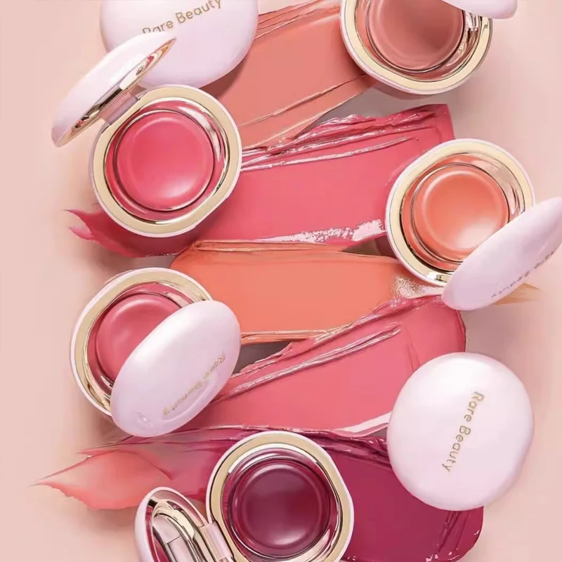 Кисть для румян Rare Beauty с пудрой, смешанной с кремовыми румянами, оттенок Nearly Neutral/mauve, придает сияющий и яркий вид, удобно носить с собой.
Кисть для румян Rare Beauty с пудрой, смешанной с кремовыми румянами, оттенок Nearly Neutral/mauve, придает сияющий и яркий вид, удобно носить с собой.