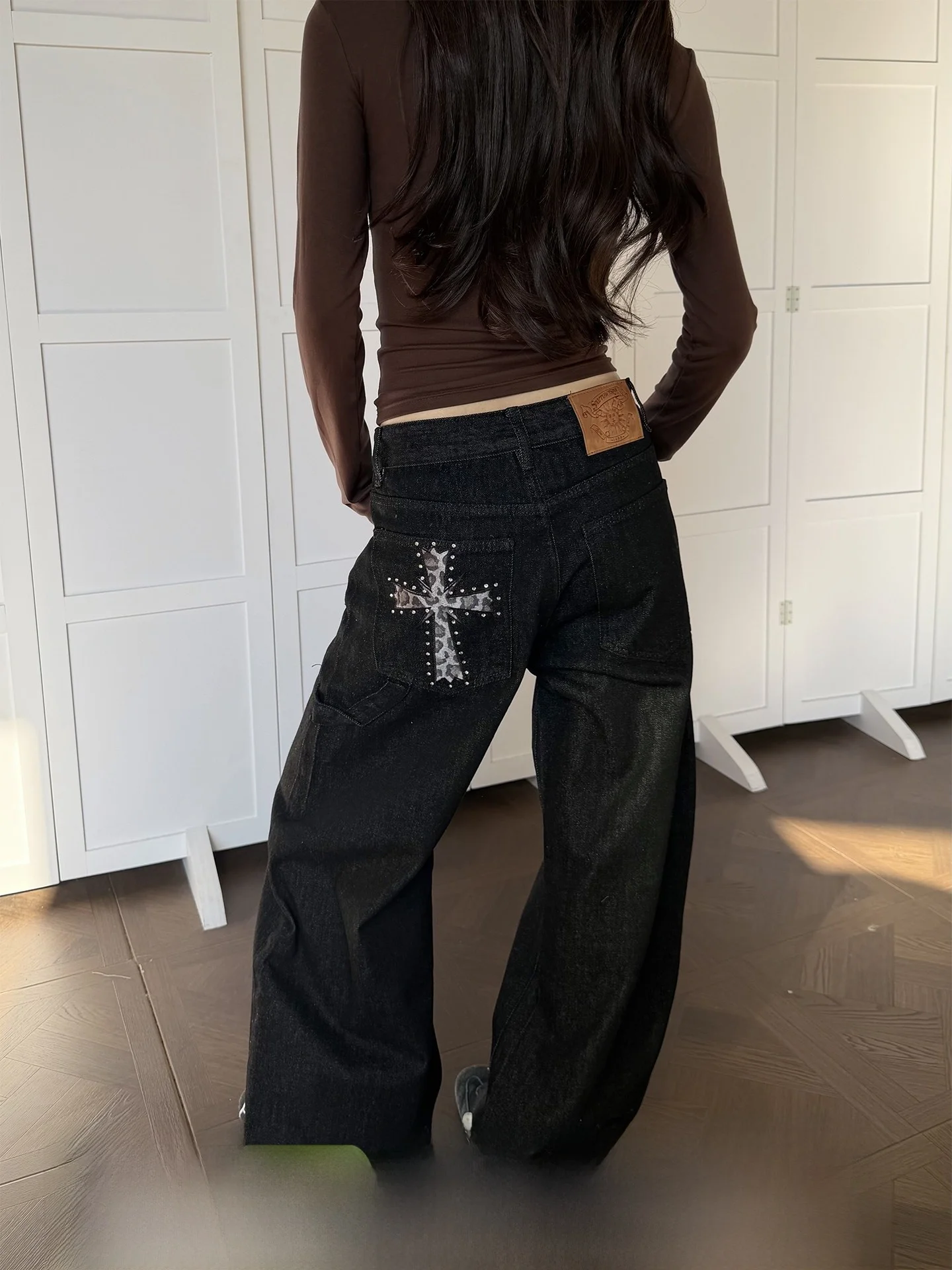 Don Cry Original Color Denim Jeans Casual Straight Leg Wide Leg Pants Unisex Casual Loose Fit Trousers with Leopard Print
Don Cry Original Color Denim Jeans Casual Straight Leg Wide Leg Pants Unisex Casual Loose Fit Trousers with Leopard Print