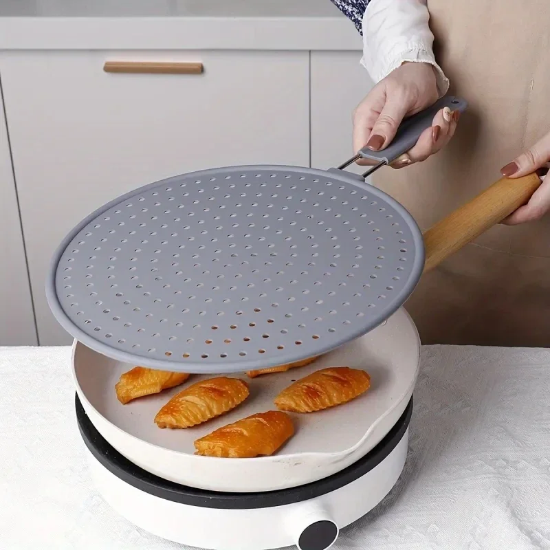 1pc Silicone Kitchen Splatter Screen with Handle Heat-resisting Oil Splash Guard Drain Board Cover Kitchen Frying Pan Lid
1pc Silicone Kitchen Splatter Screen with Handle Heat-resisting Oil Splash Guard Drain Board Cover Kitchen Frying Pan Lid