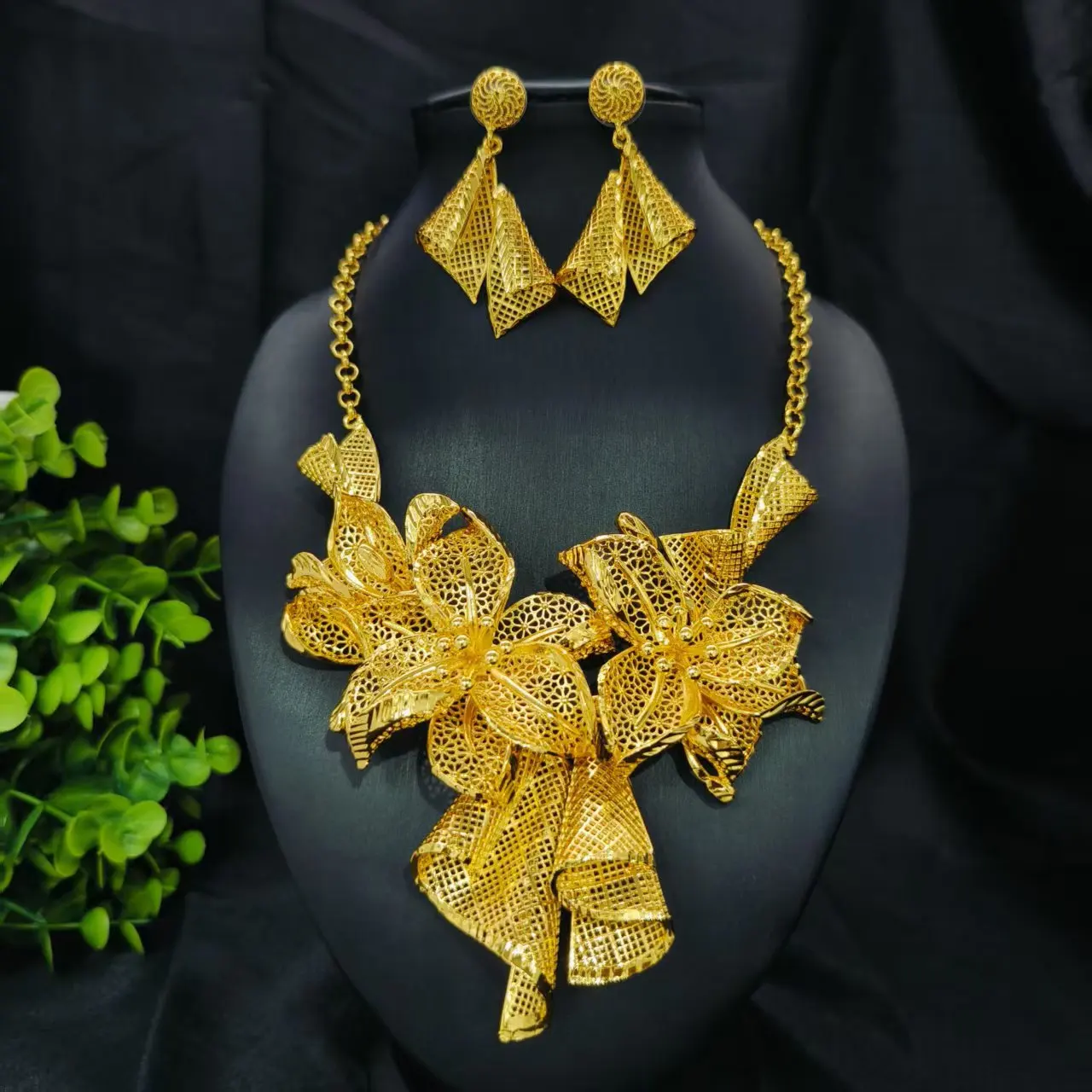 New Dubai Fashion 24K Gold Plated Necklace Earrings Exquisite Engagement Party Jewelry Set for Lover 777
New Dubai Fashion 24K Gold Plated Necklace Earrings Exquisite Engagement Party Jewelry Set for Lover 777