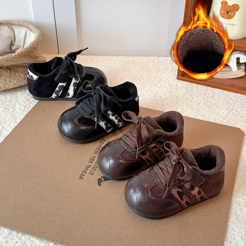 Повседневная спортивная обувь с леопардовым принтом в стиле ретро для мальчиков и девочек, детская обувь для доски, осенне-зимние утепленные плюшевые теплые кроссовки на плоской подошве
Повседневная спортивная обувь с леопардовым принтом в стиле ретро для мальчиков и девочек, детская обувь для доски, осенне-зимние утепленные плюшевые теплые кроссовки на плоской подошве