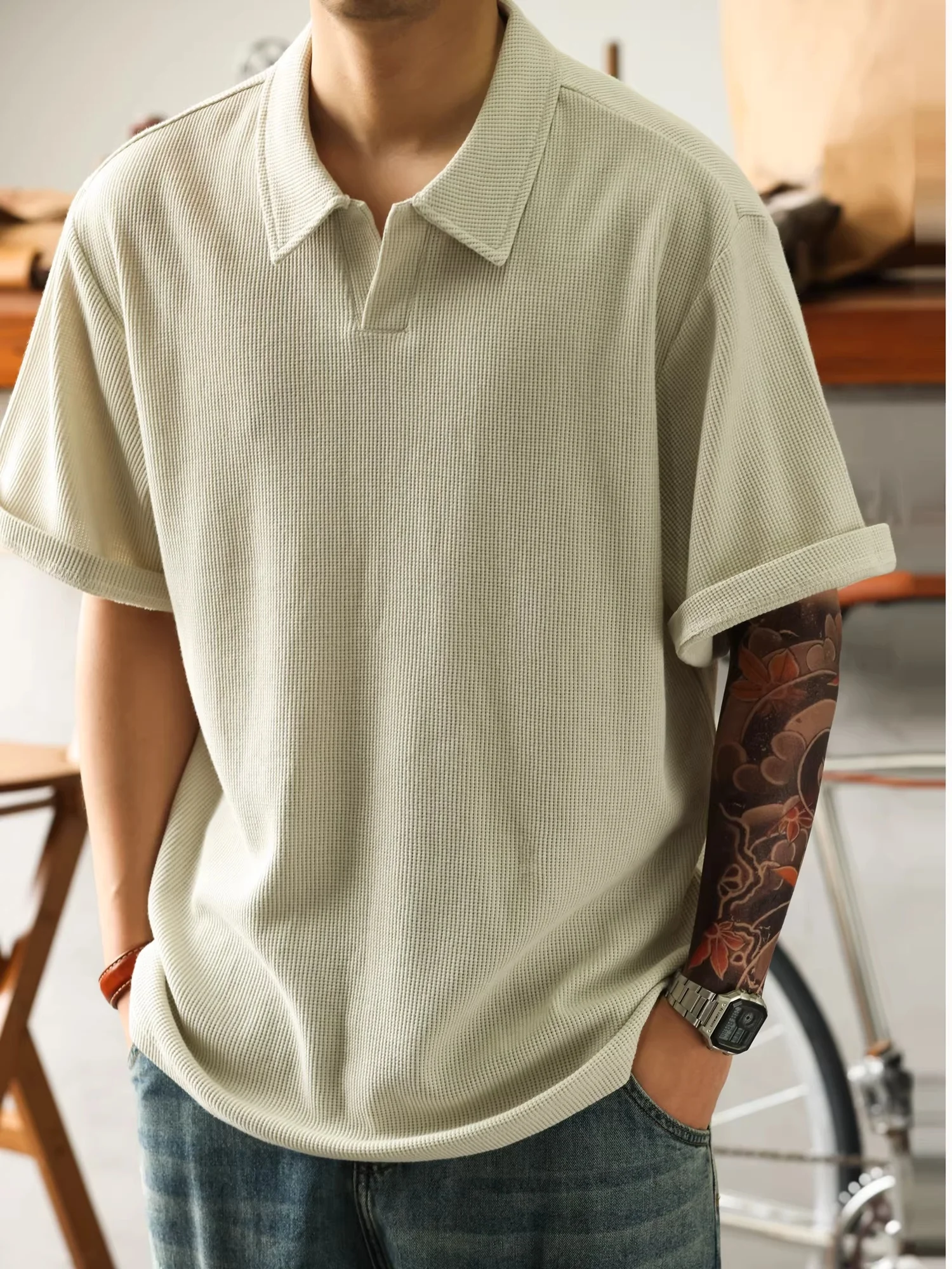 Мужская летняя футболка большого размера в американском ретро-стиле, повседневная, однотонная, с воротником, коротким рукавом и V-образным вырезом, с эффектом тонкой текстуры
Мужская летняя футболка большого размера в американском ретро-стиле, повседневная, однотонная, с воротником, коротким рукавом и V-образным вырезом, с эффектом тонкой текстуры