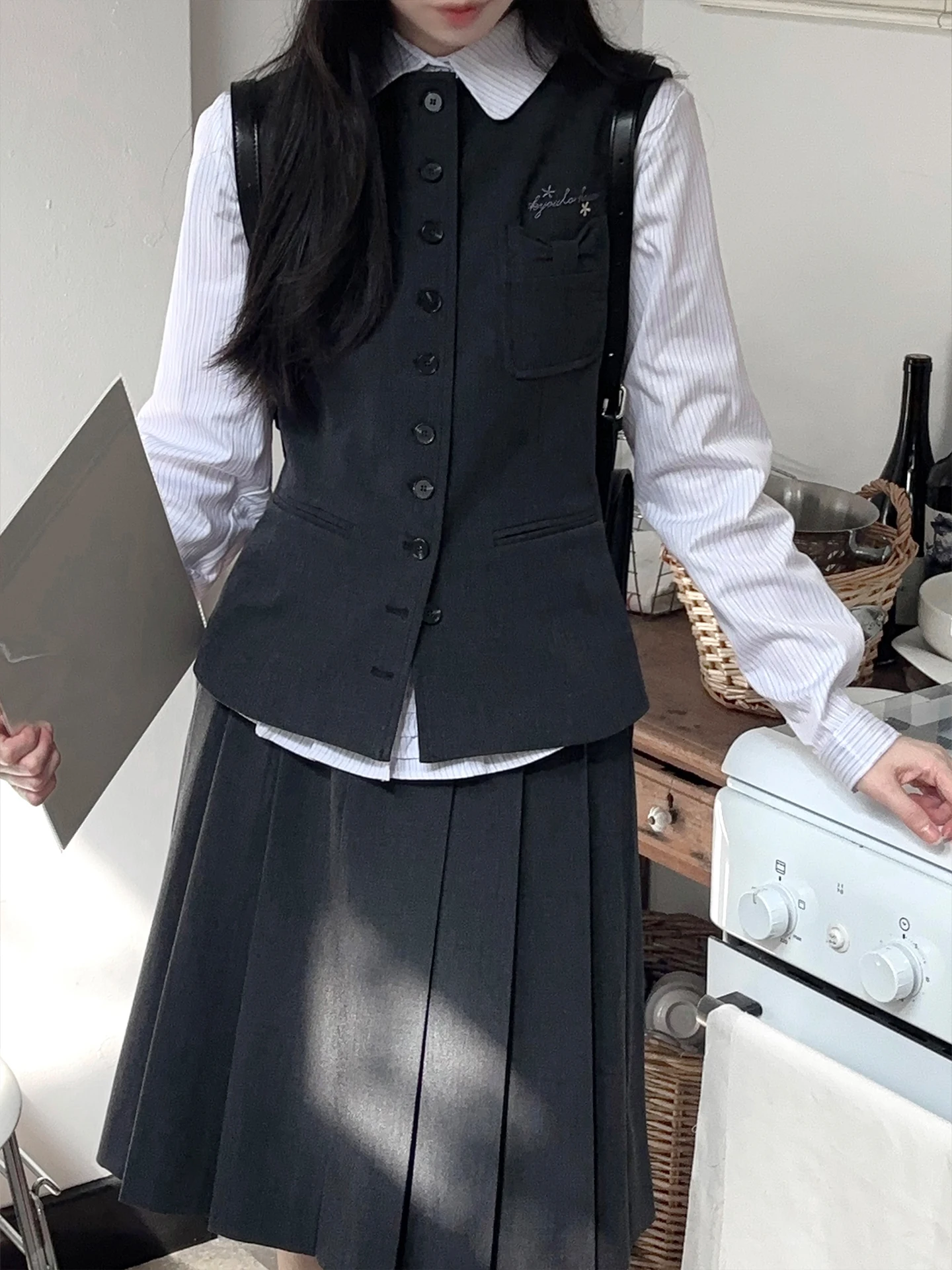 Retro Academic Style Women's Three-Piece Set Waist-Cinching Vest Jacket Long Sleeve Hooded Coat Multi-Button Japanese Style
Retro Academic Style Women's Three-Piece Set Waist-Cinching Vest Jacket Long Sleeve Hooded Coat Multi-Button Japanese Style