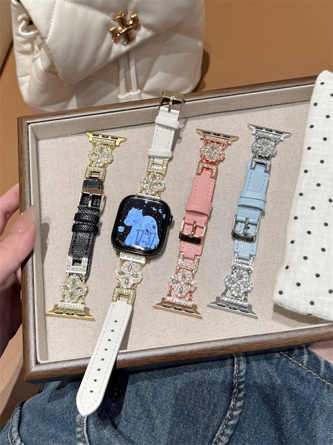 Rhinestone Flower Decor Leather Band for Apple Watch 38 40 41 42 44 45 49mm Sparkle Metal Link Wristband for iWatch All Series
Rhinestone Flower Decor Leather Band for Apple Watch 38 40 41 42 44 45 49mm Sparkle Metal Link Wristband for iWatch All Series